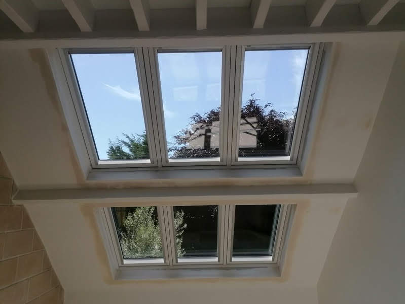 D&eacute;tail d&rsquo;int&eacute;gration d&rsquo;un Velux dans une toiture &agrave; Templeuve