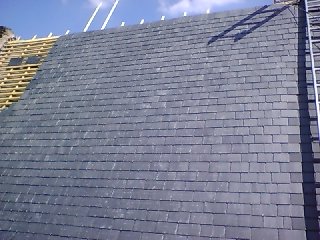 Toiture en ardoise r&eacute;nov&eacute;e pour am&eacute;liorer l&rsquo;&eacute;tanch&eacute;it&eacute; &agrave; Hasnon