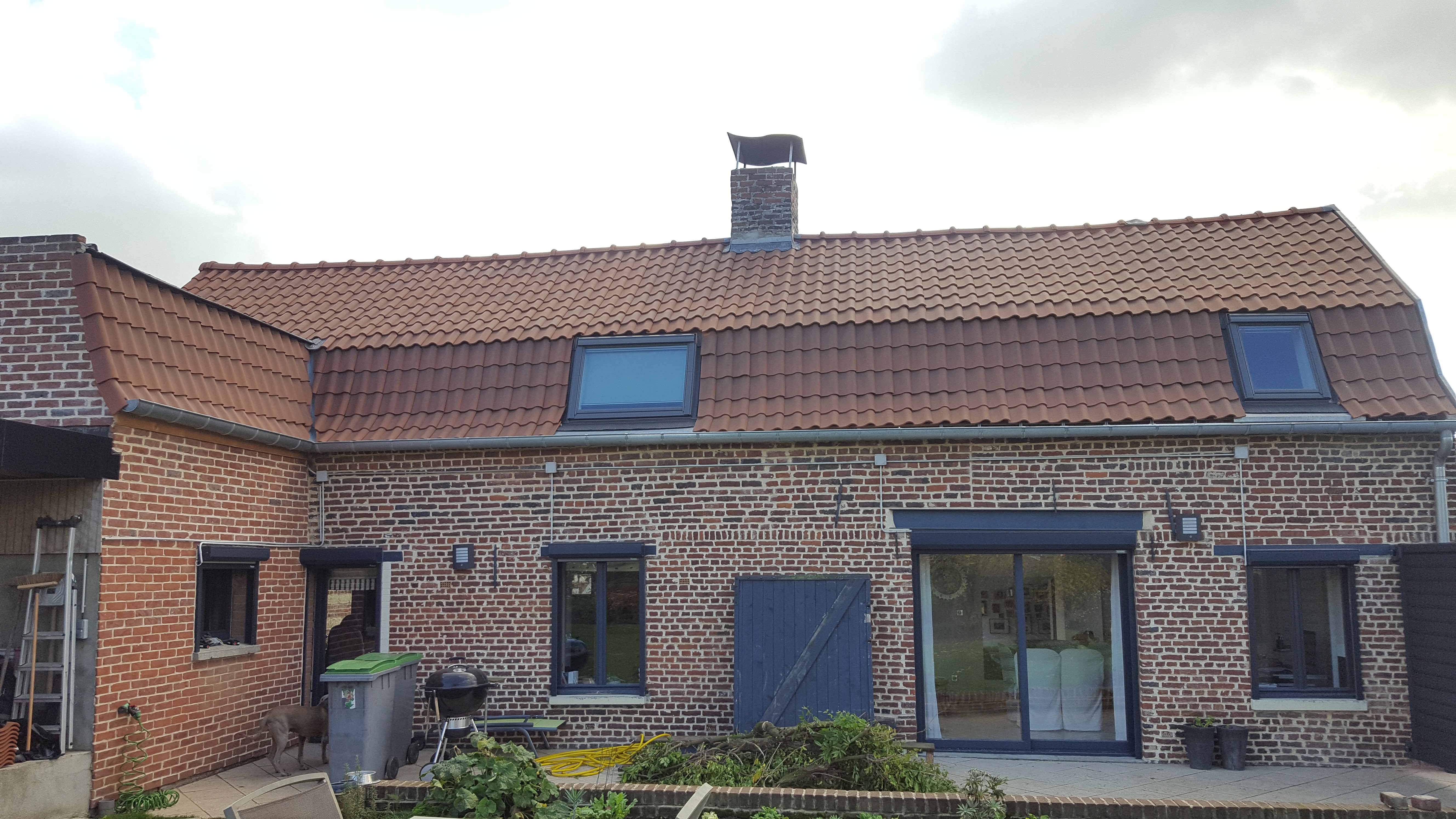 Toiture en tuiles finalisée après travaux de couverture dans le Valenciennois