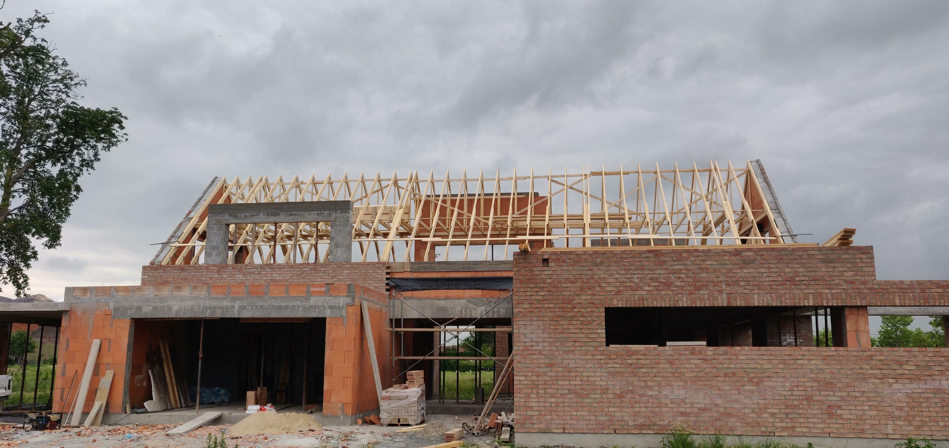 Chantier de charpente bois avec artisan en intervention en métropole lilloise