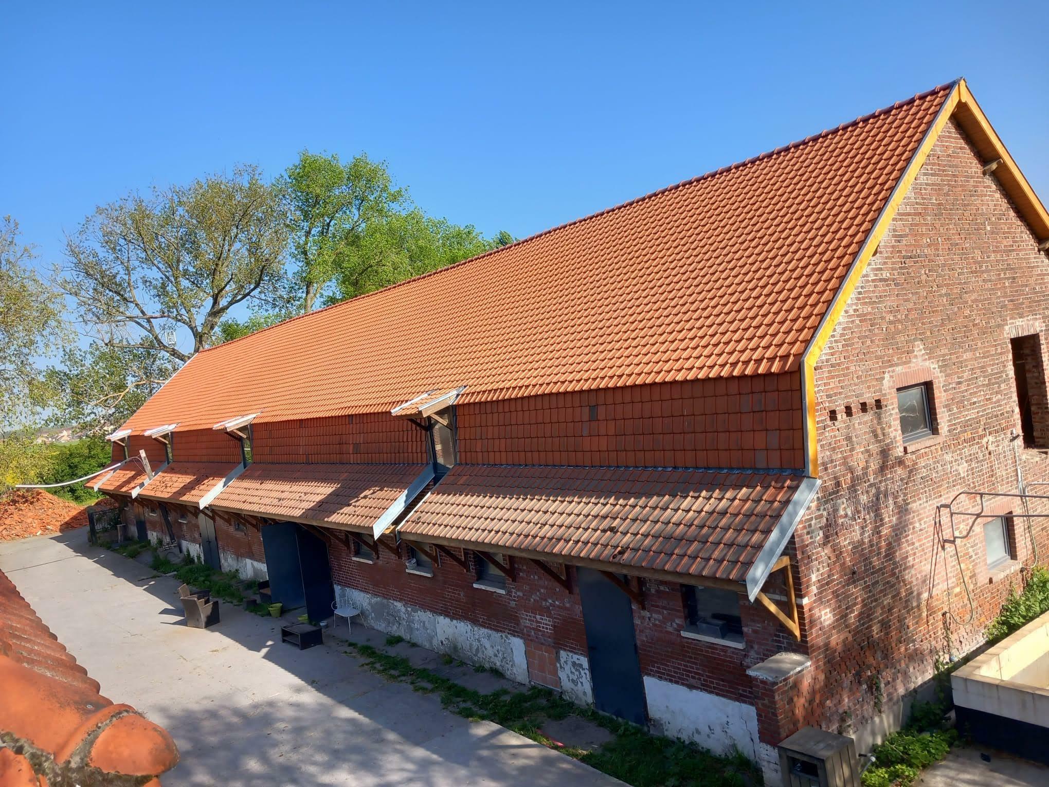 Travaux de toiture en tuiles pour rénovation et réparation de couverture à Abscon