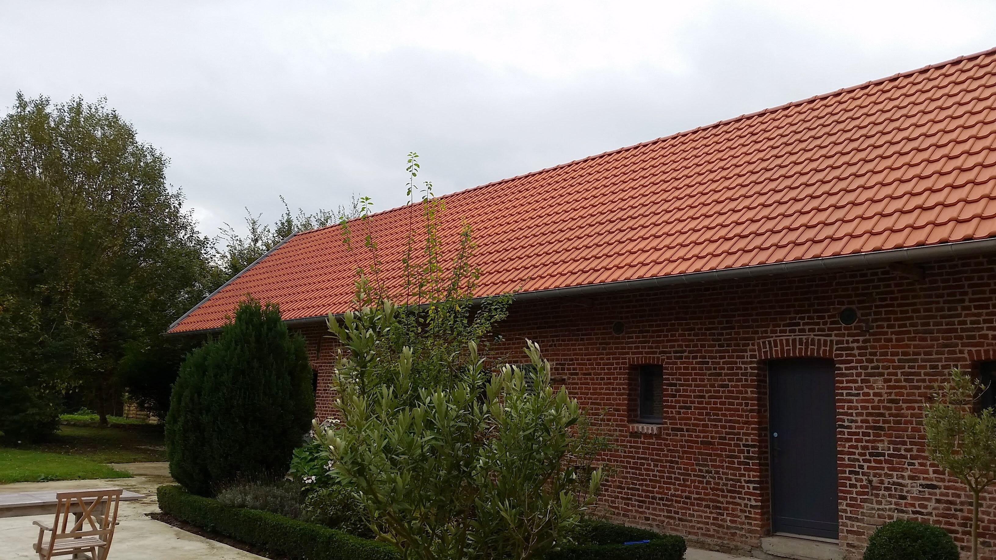 Travaux de toiture en tuiles pour rénovation et réparation de couverture à Avelin