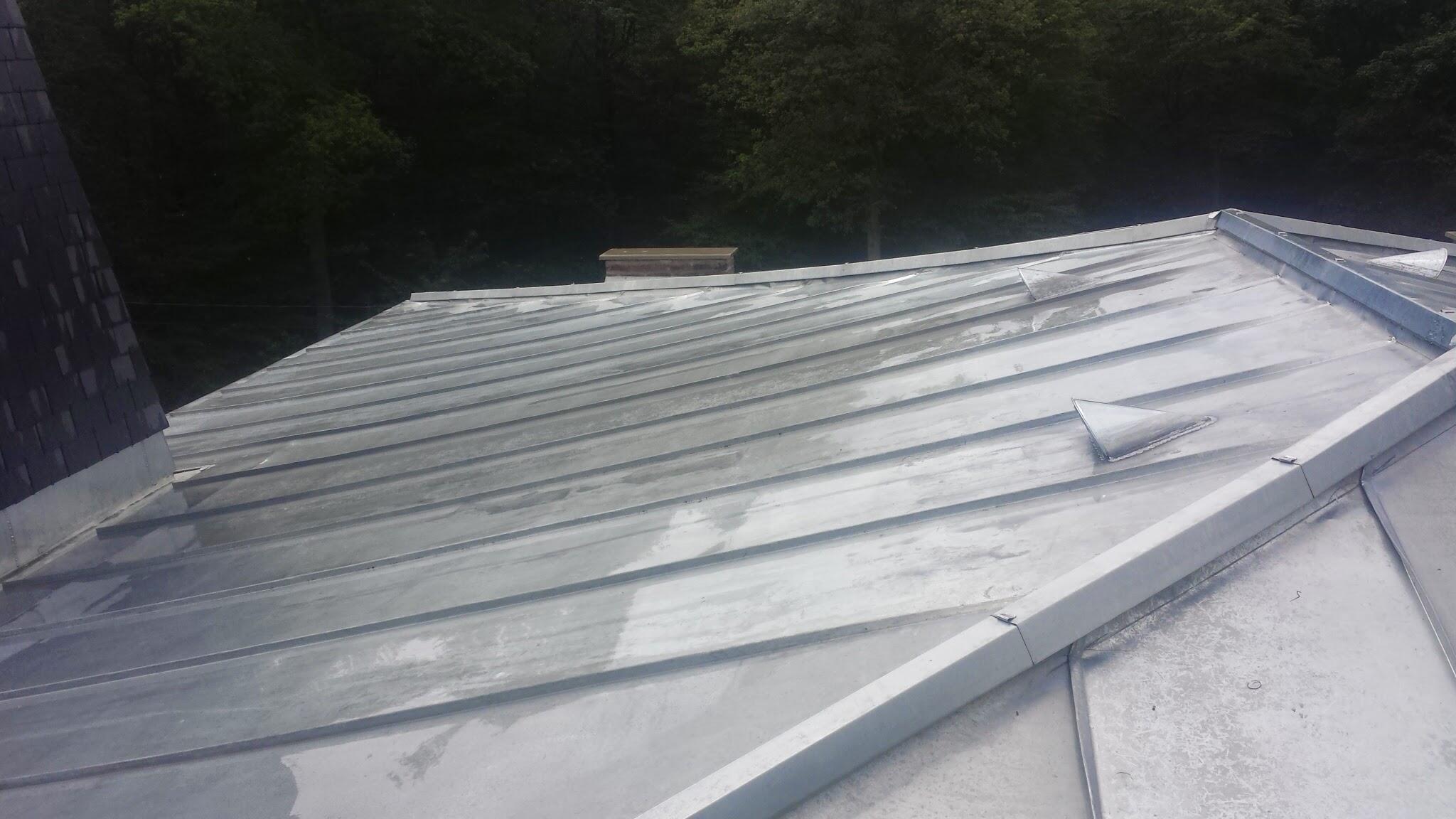 Couverture en zinc réalisée pour une toiture durable à Baisieux