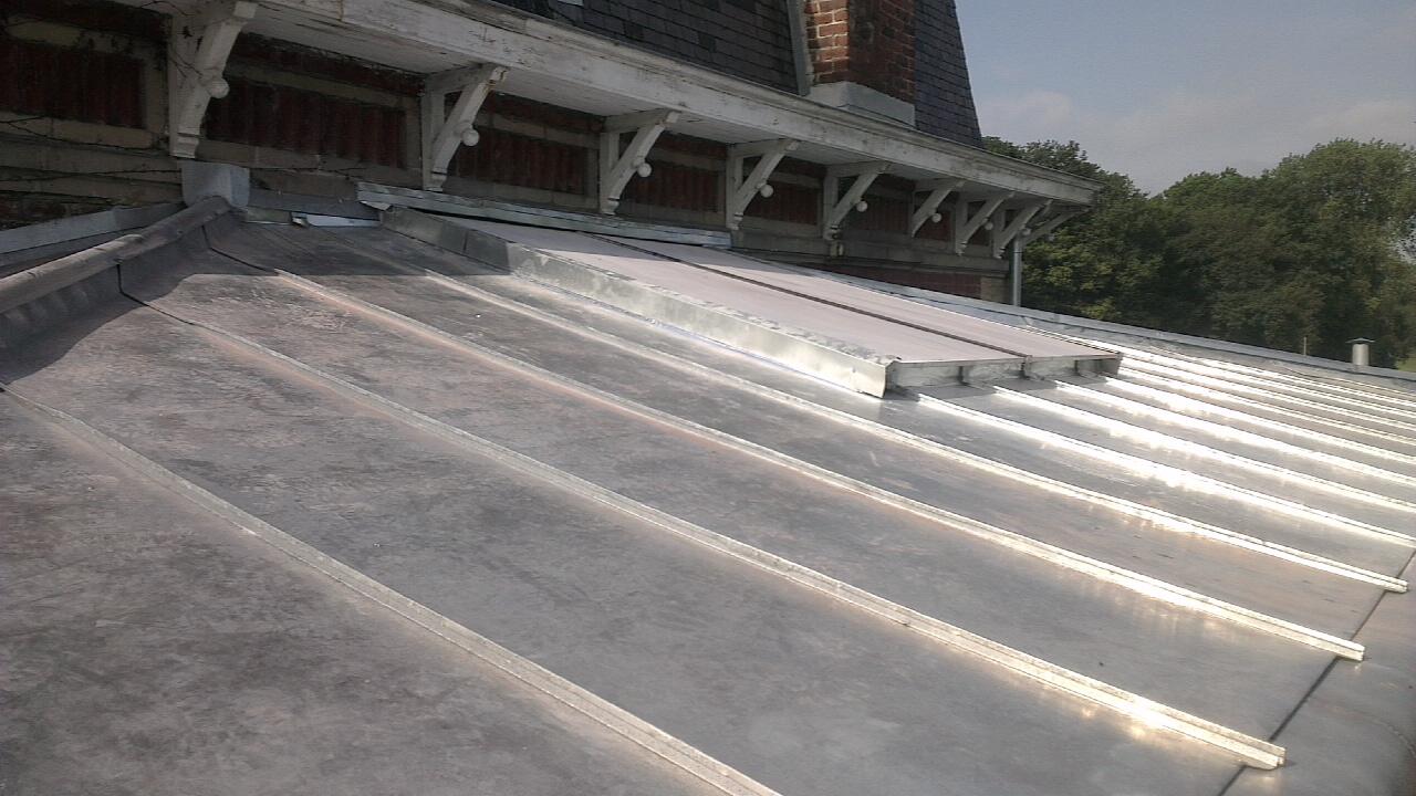 Couverture en zinc réalisée pour une toiture durable et esthétique à Bruille-lez-Marchiennes