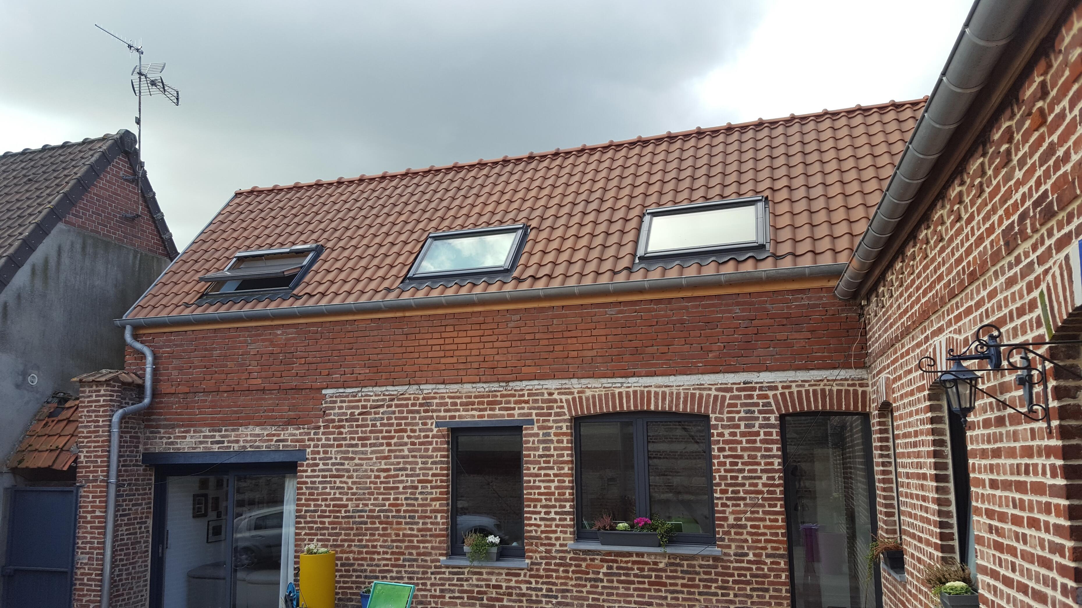 Pose de fenêtre de toit Velux pour augmenter la luminosité intérieure à Bruille-lez-Marchiennes