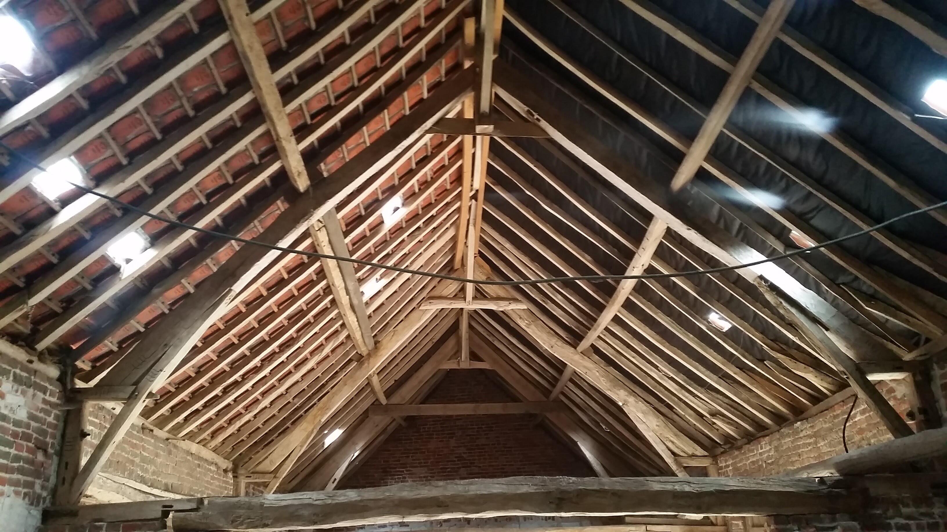 Travaux de rénovation de charpente bois pour renforcer la structure existante à Cappelle-en-Pévèle