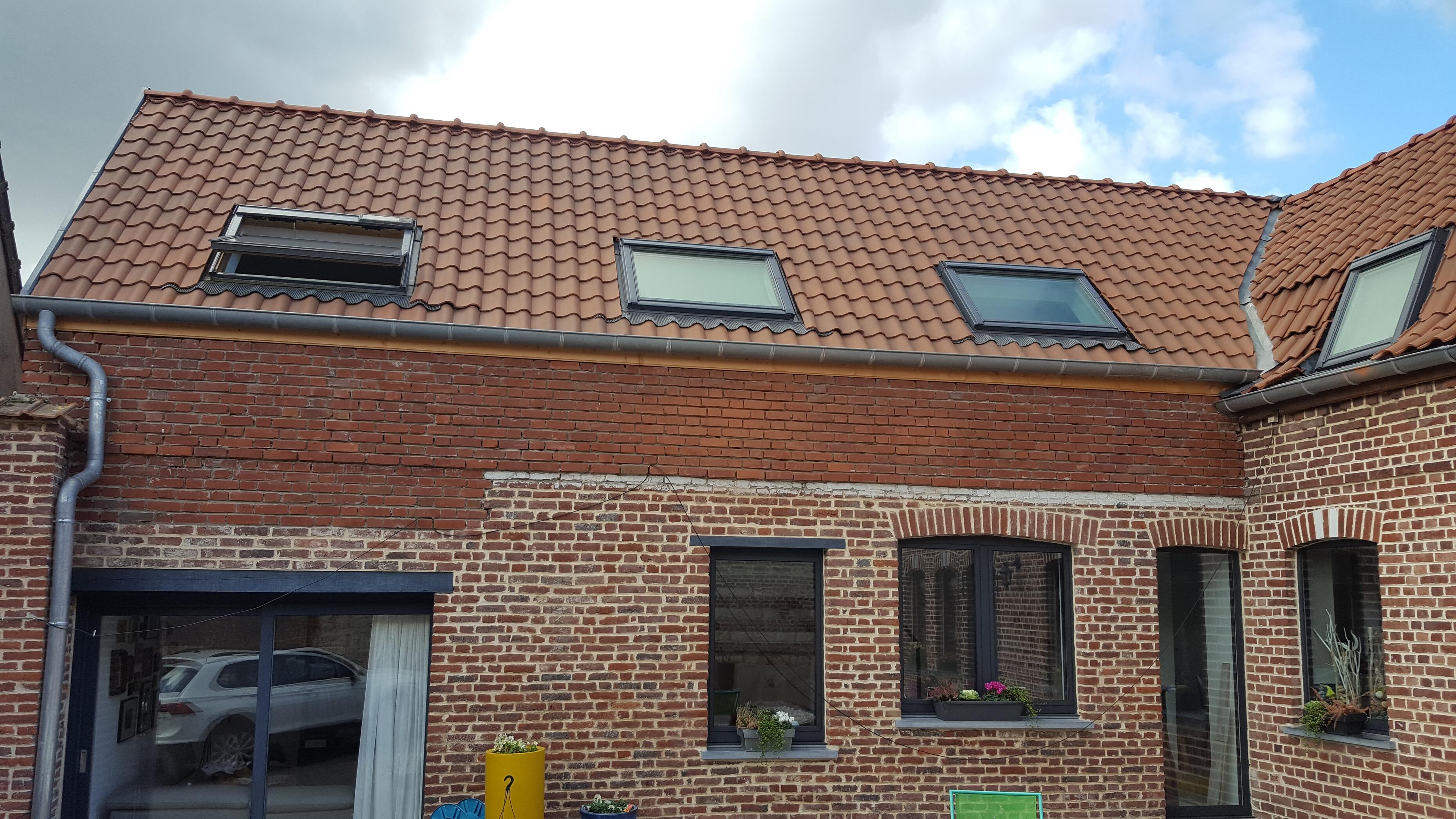 Pose de fenêtre de toit Velux pour apporter davantage de lumière naturelle à Cobrieux