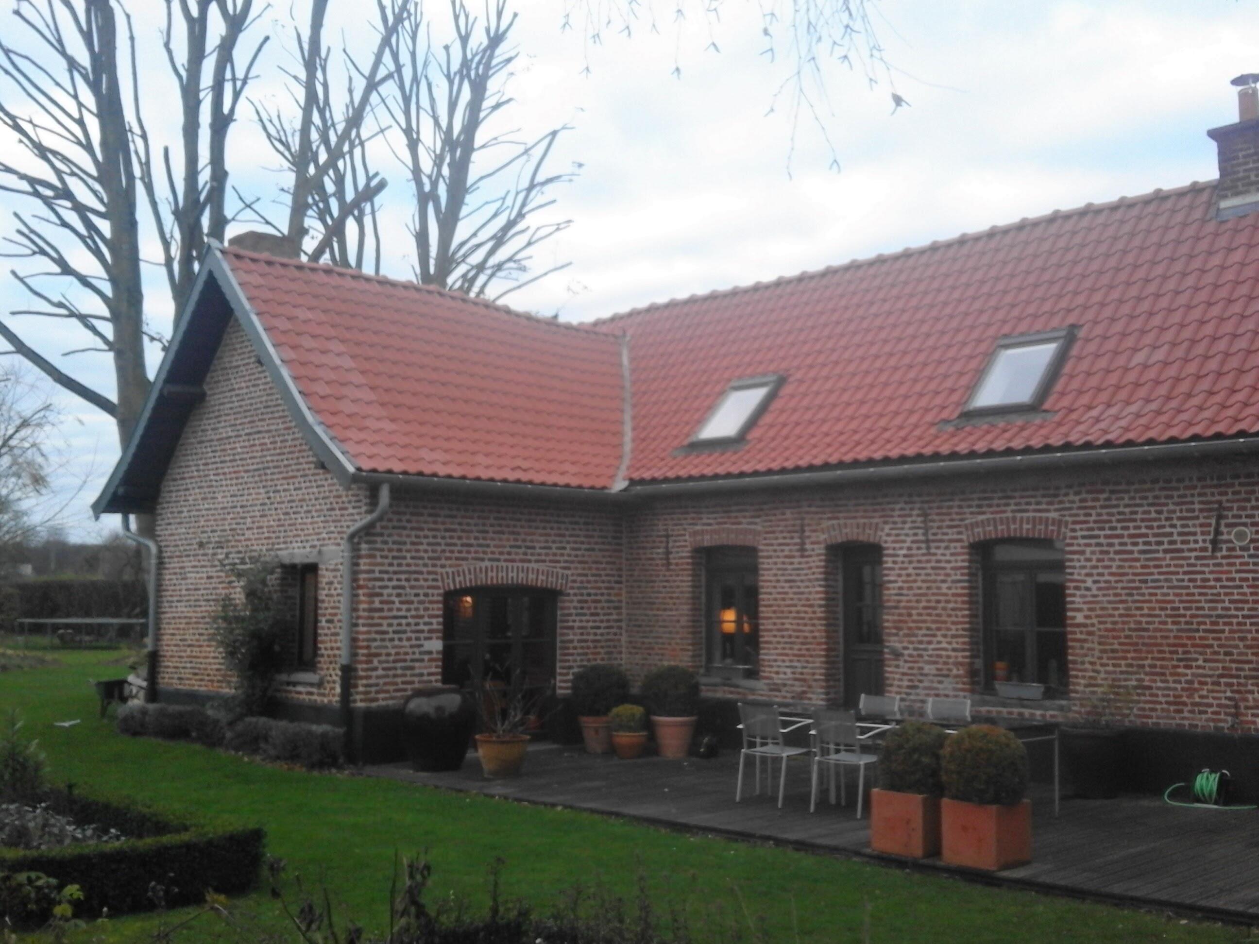 Installation de fenêtre de toit Velux pour augmenter la luminosité intérieure à Ennevelin