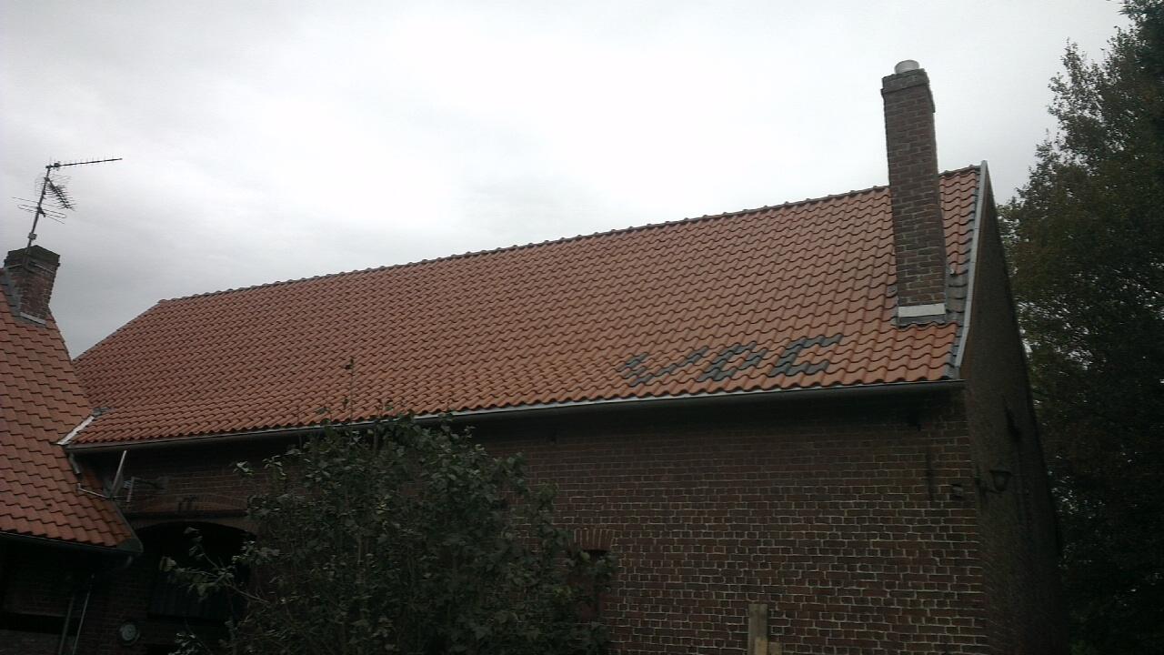 Démoussage et entretien de toiture pour préserver durablement la couverture à Hérin