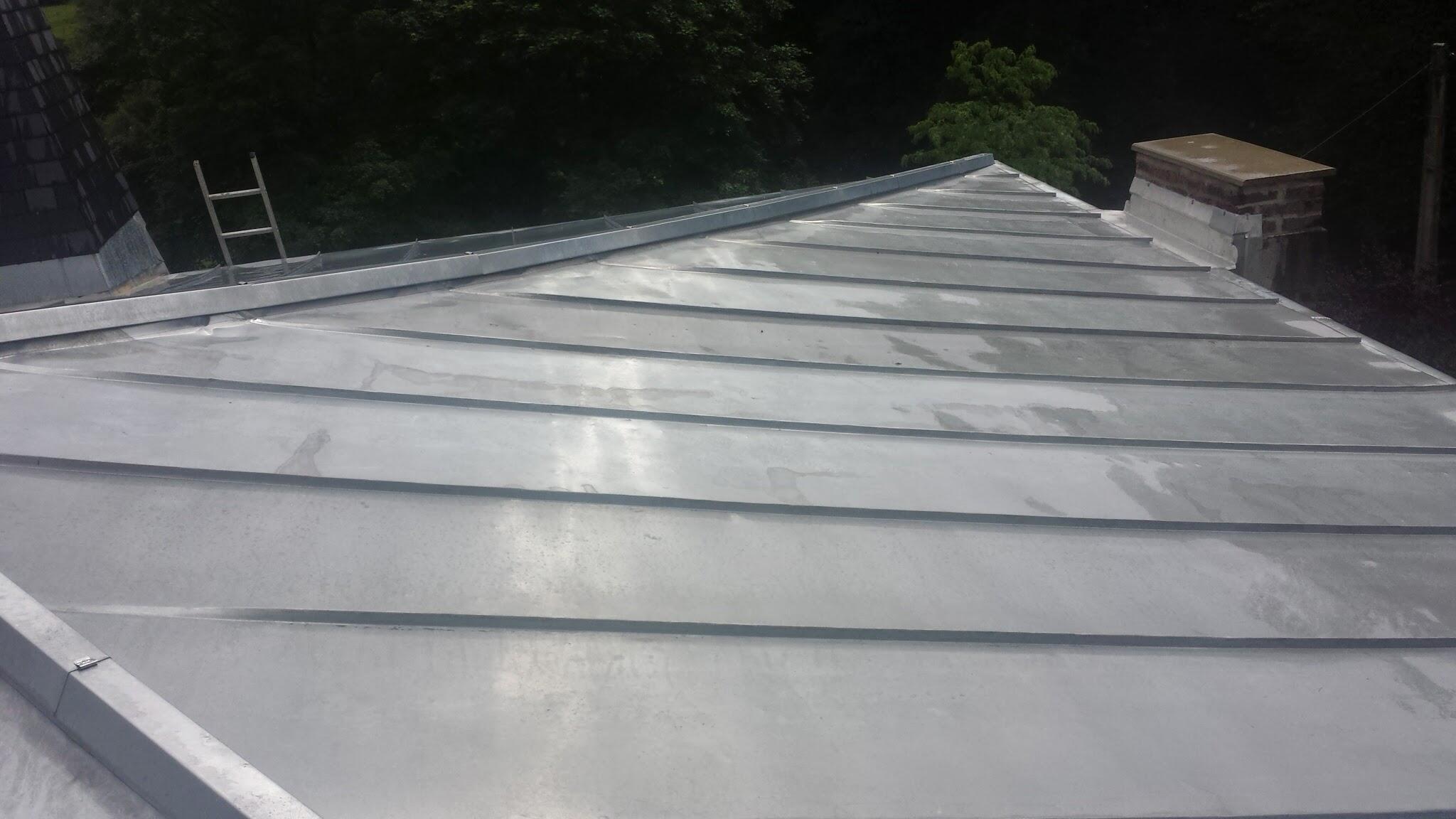 Toiture en zinc mise en œuvre pour offrir une protection durable face aux intempéries à Lecelles