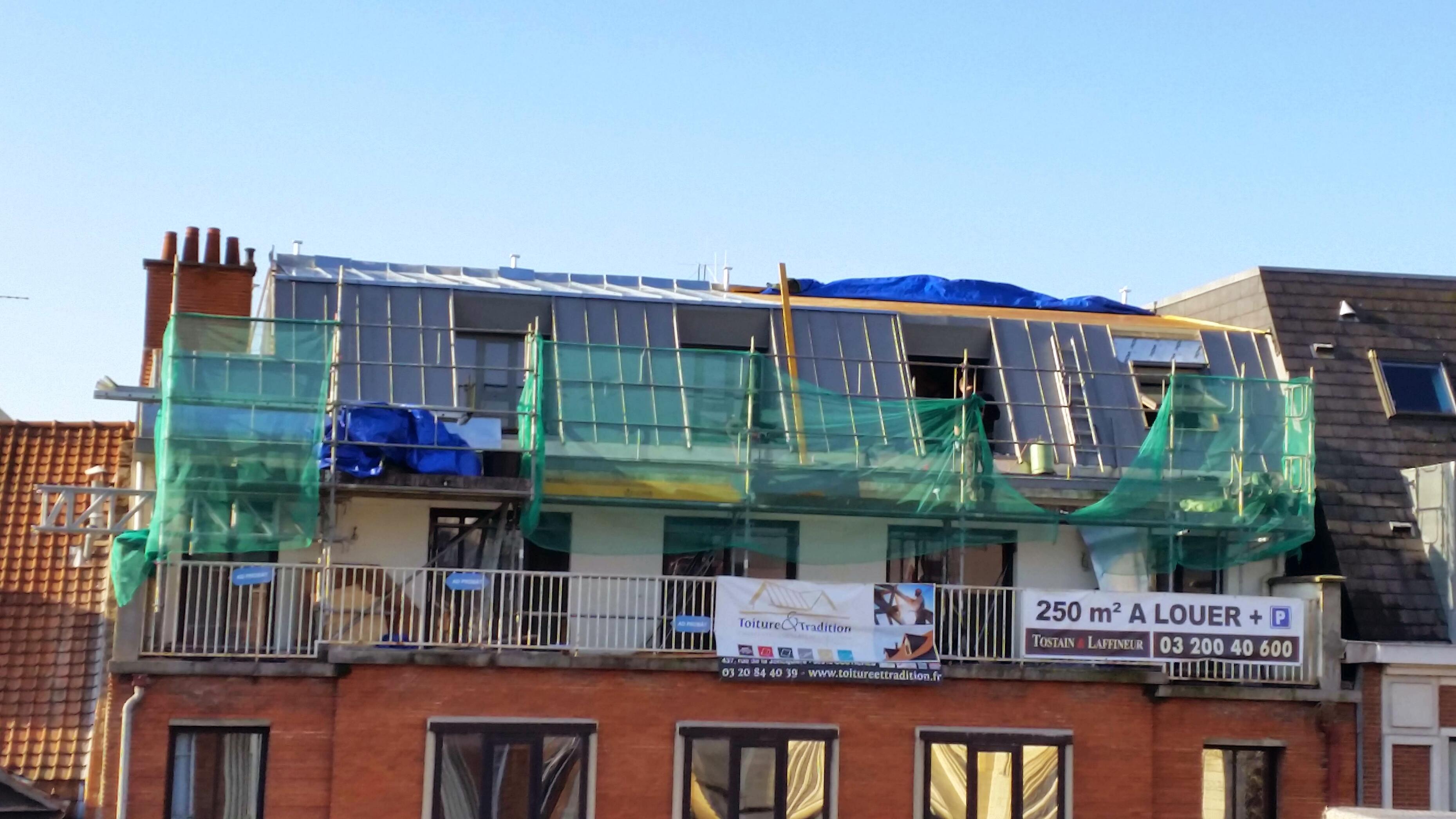 Réfection de toiture en tuiles pour remettre une couverture ancienne en conformité à Lille