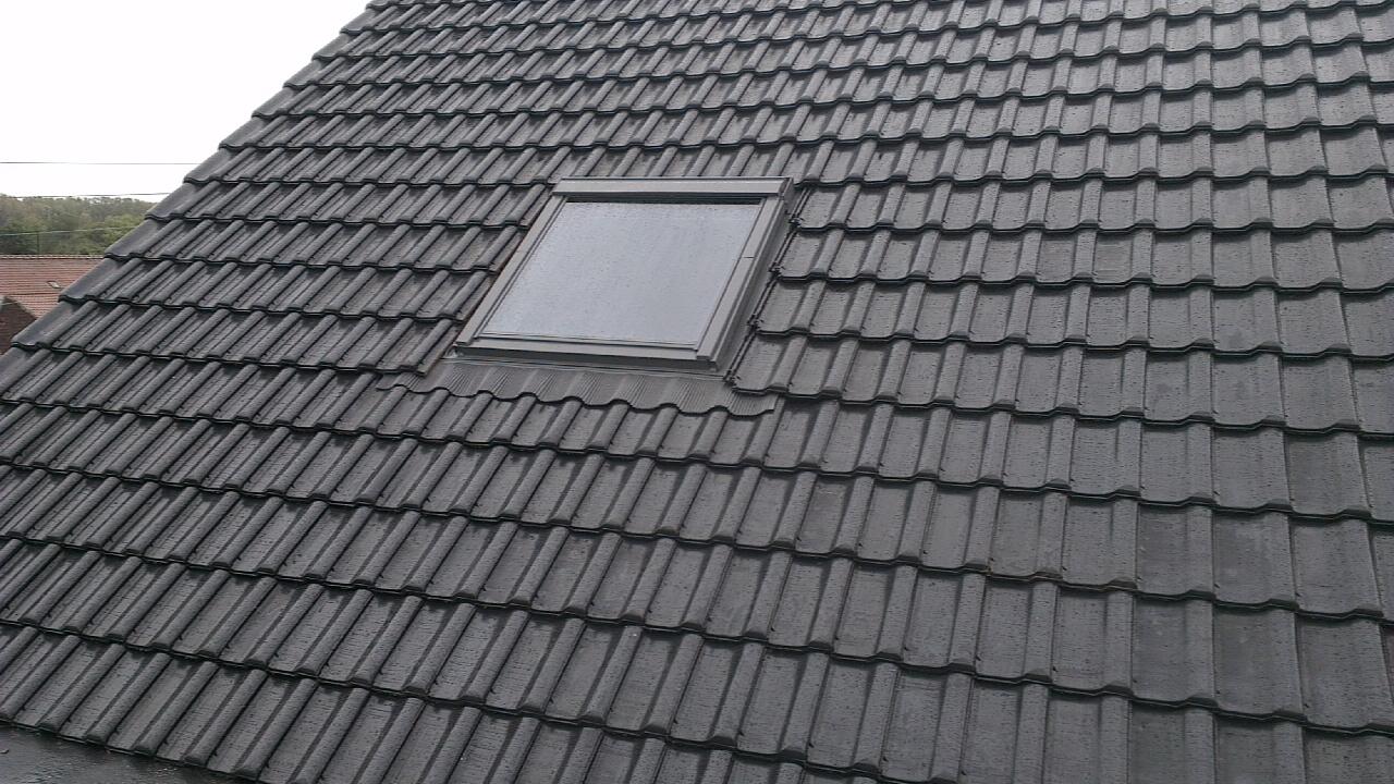 Installation de fenêtre de toit Velux pour optimiser l’apport de lumière naturelle à Pont-à-Marcq