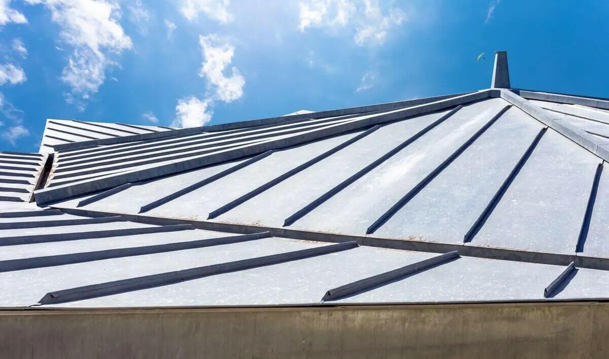 Toiture en zinc posée avec façonnage précis pour une protection durable à Sainghin-en-Mélantois