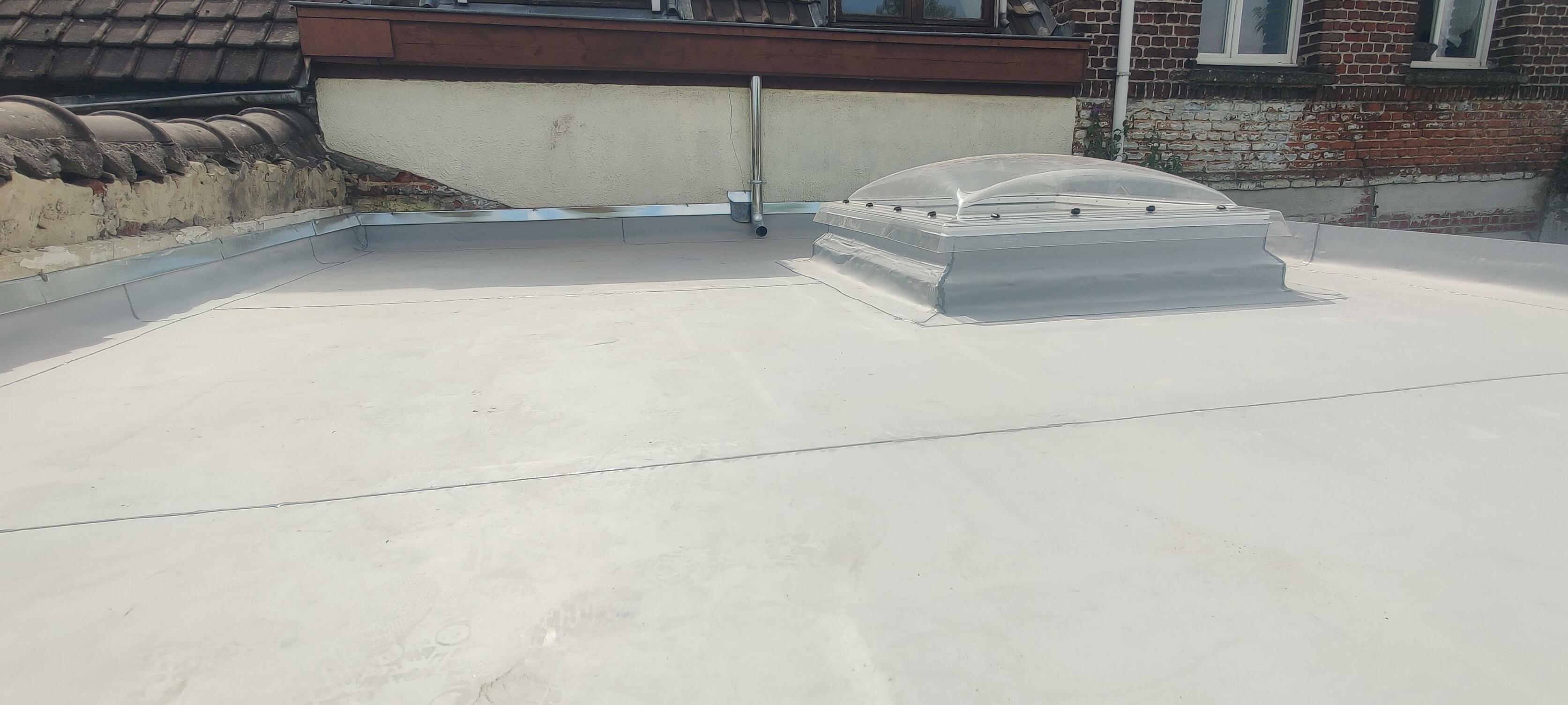 Traitement d’étanchéité sur toiture plate afin de sécuriser le bâtiment contre les infiltrations à Wallers