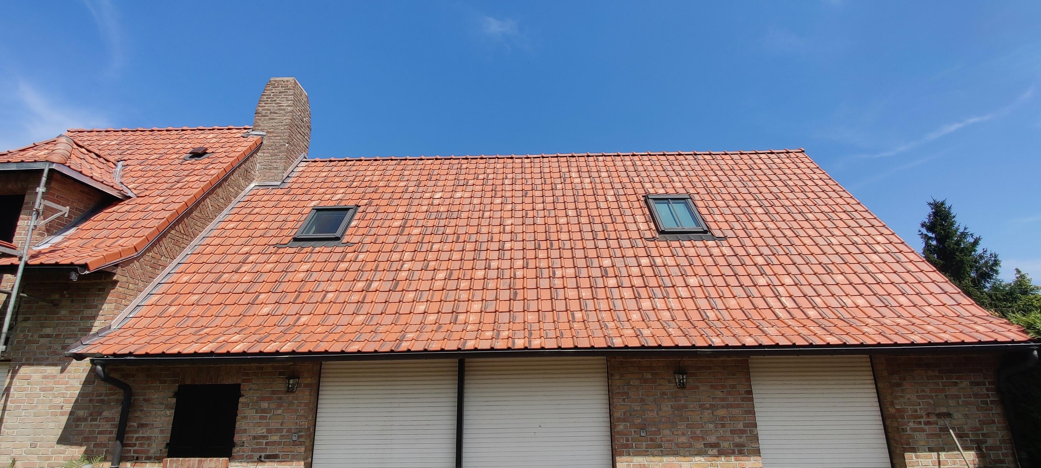 Nettoyage et démoussage de toiture effectués pour préserver durablement la couverture à Willems