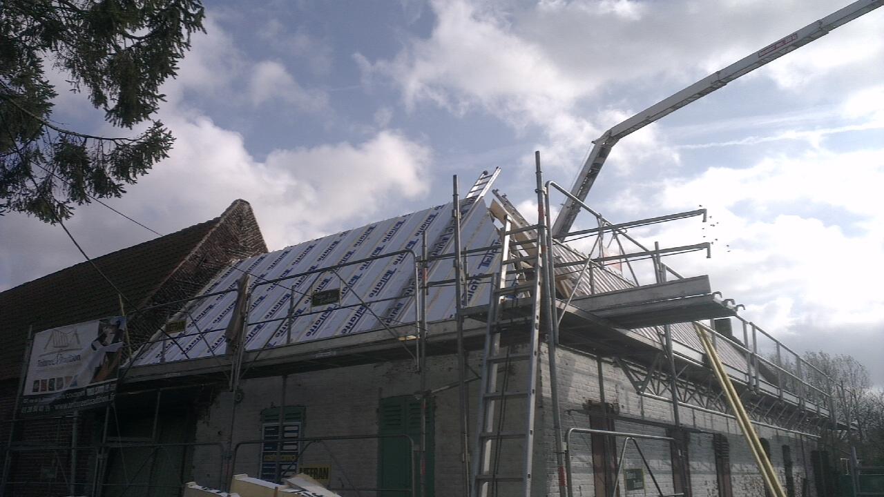 Isolation de toiture par sarking réalisée pour limiter les pertes de chaleur à Willems