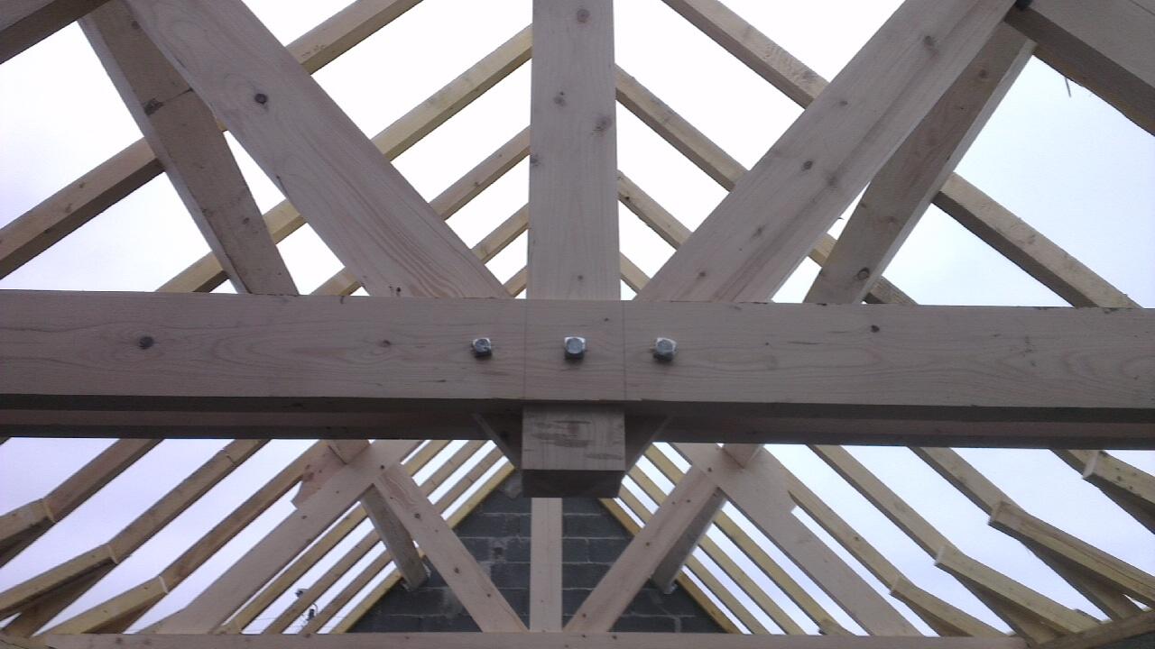 realisation d une charpente traditionnelle sur nomain avec la toiture