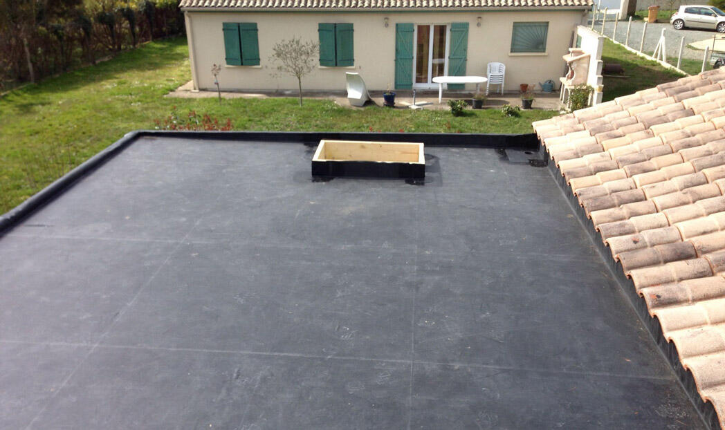 Pose de toiture plate en membrane EPDM pour une étanchéité durable à Douai