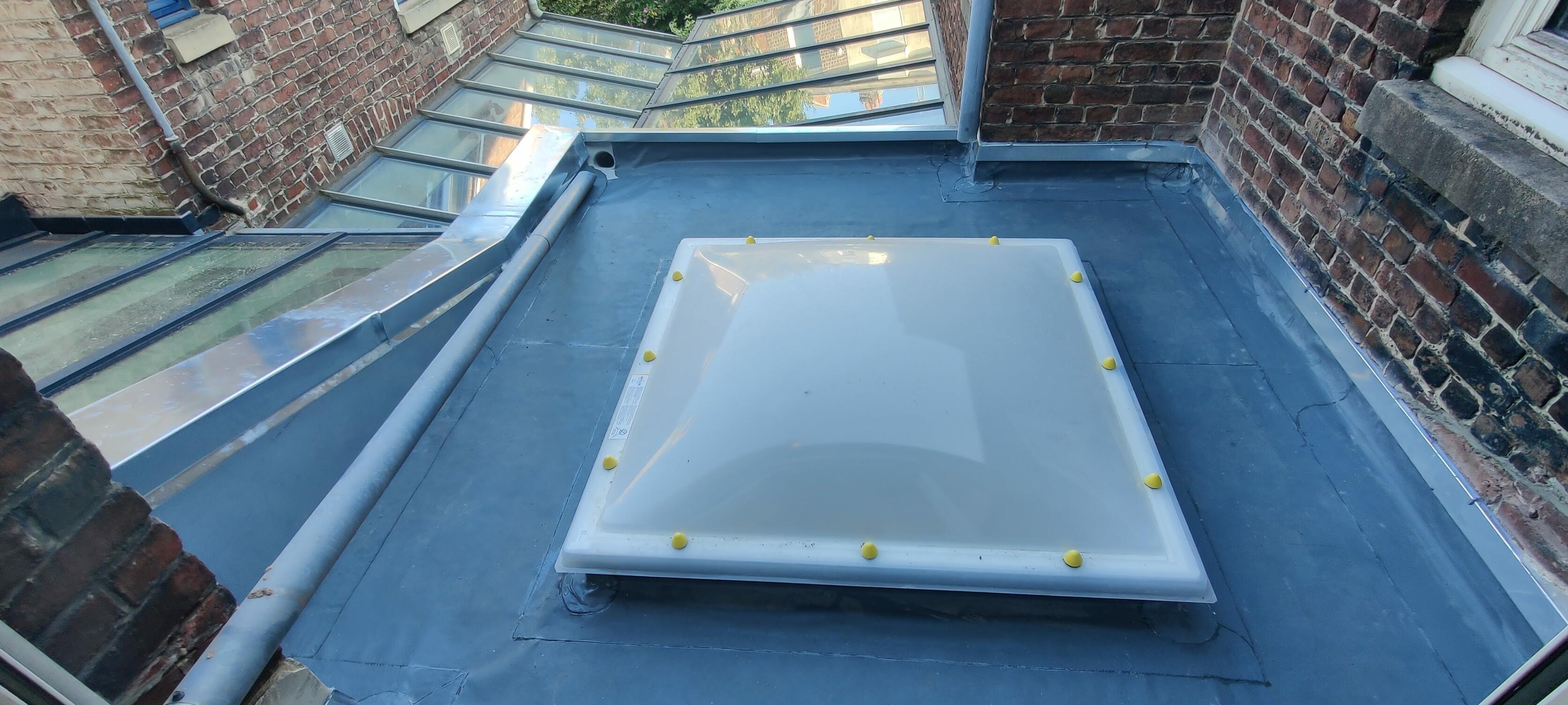 Installation de membrane PVC sur toiture plate pour bâtiment résidentiel à Anzin