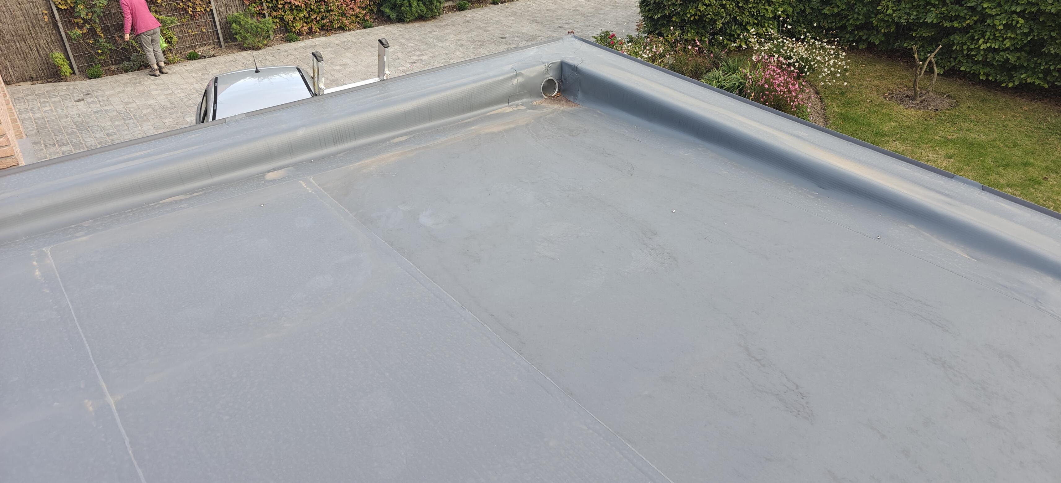 Toiture plate en membrane PVC posée pour assurer l’étanchéité à Aulnoy-lez-Valenciennes