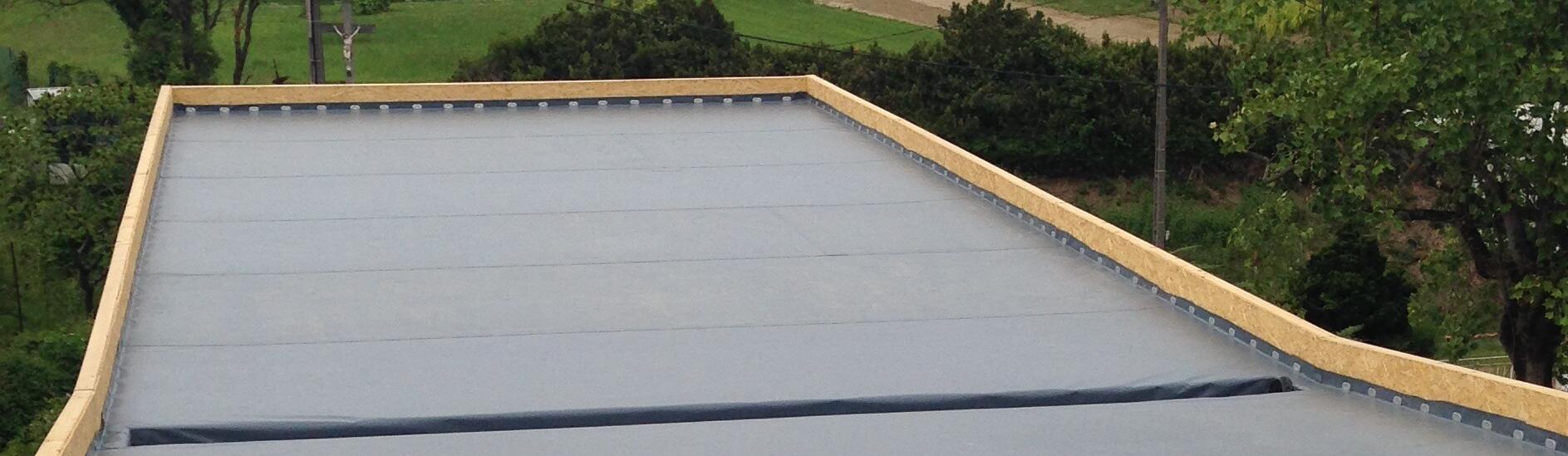 Toiture plate avec membrane PVC finalisée pour une étanchéité optimale à Saint-Amand-les-Eaux