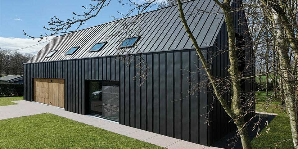 Travaux de zinguerie sur toiture avec finitions soignées à Aulnoy-lez-Valenciennes