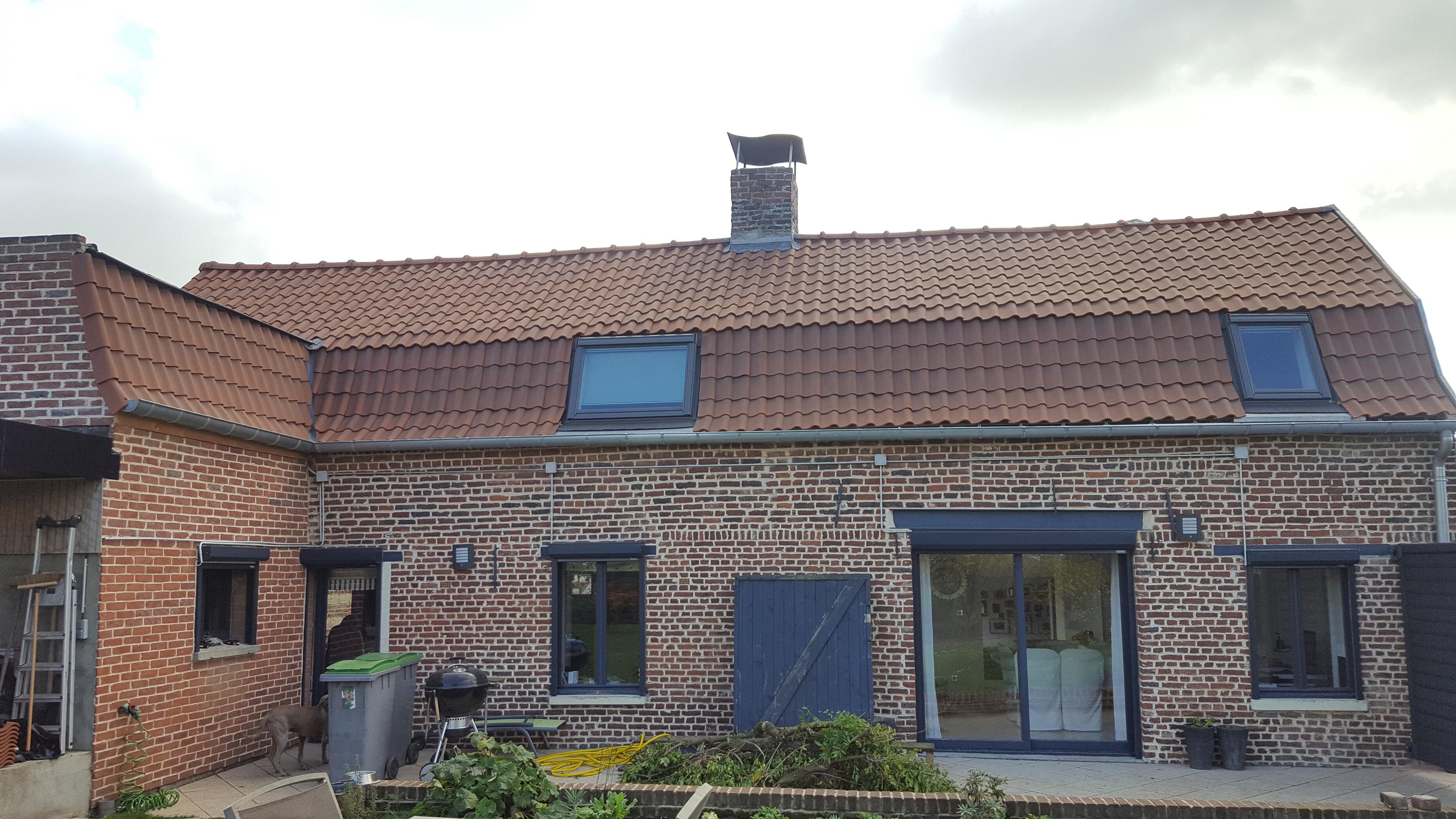 Toiture en tuiles finalisée après travaux de couverture dans le Valenciennois